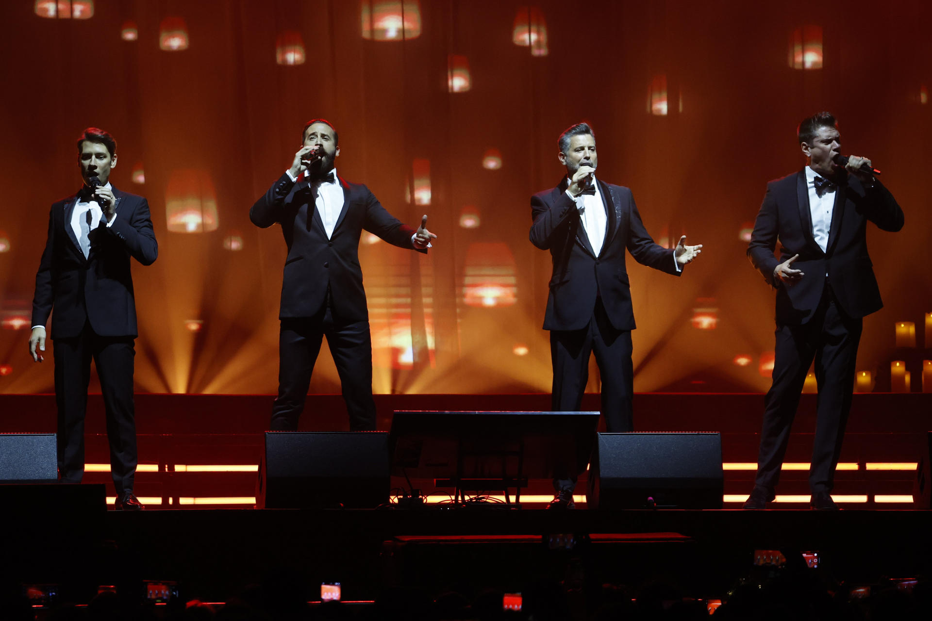 Integrantes del cuarteto de ópera pop Il Divo cantan en un concierto de su gira mundial 'Il Divo By Candlelight' este domingo, en Bogotá (Colombia). EFE/ Mauricio Dueñas Castañeda