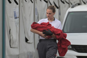 Imagen de archivo de un miembro de Cruz Roja sosteniendo un bebé a su llegada al muelle de La Restinga en un cayuco. EFE/ Gelmert Finol