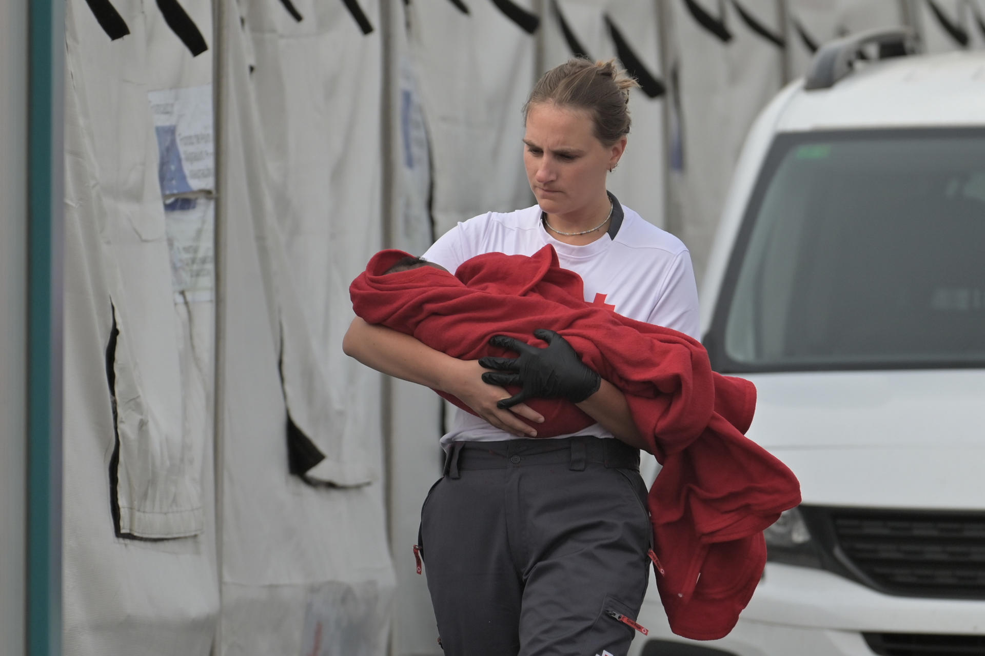Imagen de archivo de un miembro de Cruz Roja sosteniendo un bebé a su llegada al muelle de La Restinga en un cayuco. EFE/ Gelmert Finol