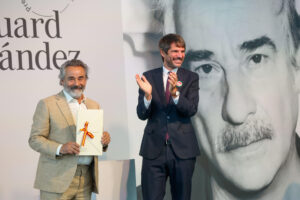 El ministro de Cultura, Ernest Urtasun (d) hace entrega del Premio Nacional de Cinematografía 2025 al actor Eduard Fernández (i) durante un acto celebrado en la Tabakalera de San Sebastián este sábado. EFE/ Juan Herrero