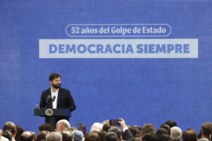 El presidente de Chile, Gabriel Boric, habla durante la conmemoración a los 52 años del golpe militar este 11 de septiembre de 2025, en Santiago (Chile). EFE/ Elvis González