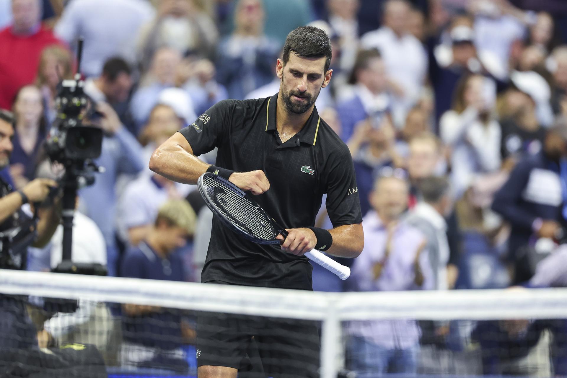 El serbio Novak Djokovic derrotó este martes al estadounidense Taylor Fritz y se clasificó para las semifinales del Abierto de Estados Unidos, donde se medirá con el español Carlos Alcaraz. EFE/EPA/BRIAN HIRSCHFELD