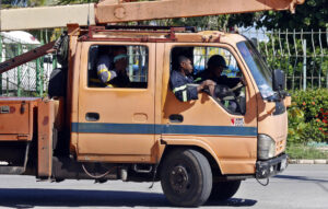 Empleados de la empresa Eléctrica Nacional (UNE) de Cuba al llegar este miércoles, 10 de septiembre, a una zona para reparar el suministro eléctrico, en La Habana (Cuba). EFE/Ernesto Mastrascusa