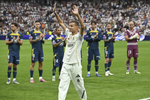 Abderrahim Ouhida, superviviente del terremoto que sacudió la región marroquí de Al Haouz, saluda antes de comenzar el partido de la jornada 5 de LaLiga EA Sports, que disputan el Real Madrid y el RCD Espanyol, en el estadio Santiago Bernabéu de la capital española. EFE/Fernando Villar