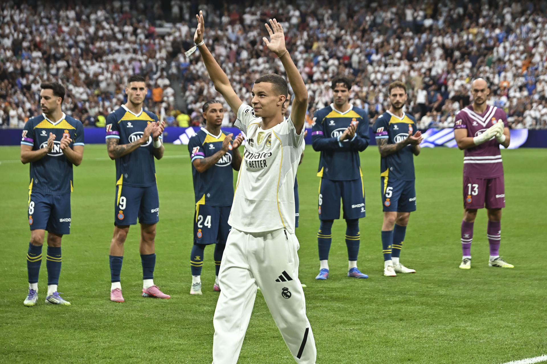 Abderrahim Ouhida, superviviente del terremoto que sacudió la región marroquí de Al Haouz, saluda antes de comenzar el partido de la jornada 5 de LaLiga EA Sports, que disputan el Real Madrid y el RCD Espanyol, en el estadio Santiago Bernabéu de la capital española. EFE/Fernando Villar