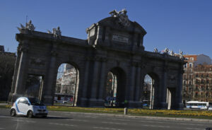 Imagen de archivo de Madrid con un coche de alquiler eléctrico a su paso por la Puerta de Alcalá. EFE/Fernando Alvarado