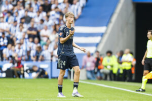 -El defensa del Real Madrid Dean Huijsen durante su expulsión en el partido de la jornada 4 de La Liga EA Sports este sábado en el estadio Municipal de Anoeta en San Sebastián.- EFE/ Juan Herrero