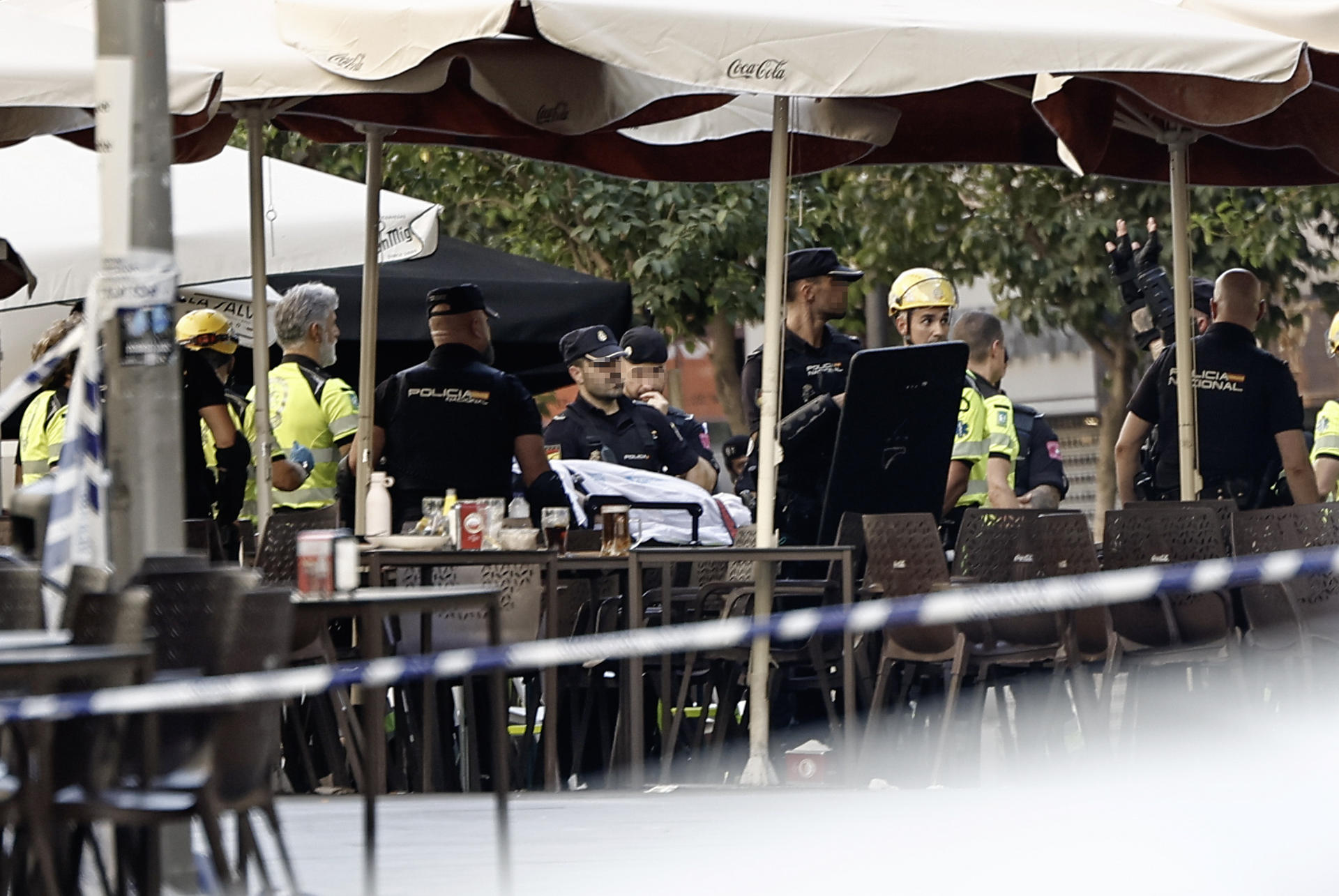 Alrededores de la vivienda donde se ha atrincherado un hombre este lunes en Madrid centro. La Policía ha detenido al hombre que se había atrincherado en una vivienda de la céntrica calle Montera, junto a la Gran Vía de Madrid, han informado a EFE fuentes policiales. El hombre, con antecedentes policiales, ha sido reducido tras la intervención de efectivos de la Unidad de Prevención y Reacción de la Policía. EFE/ Sergio Pérez
