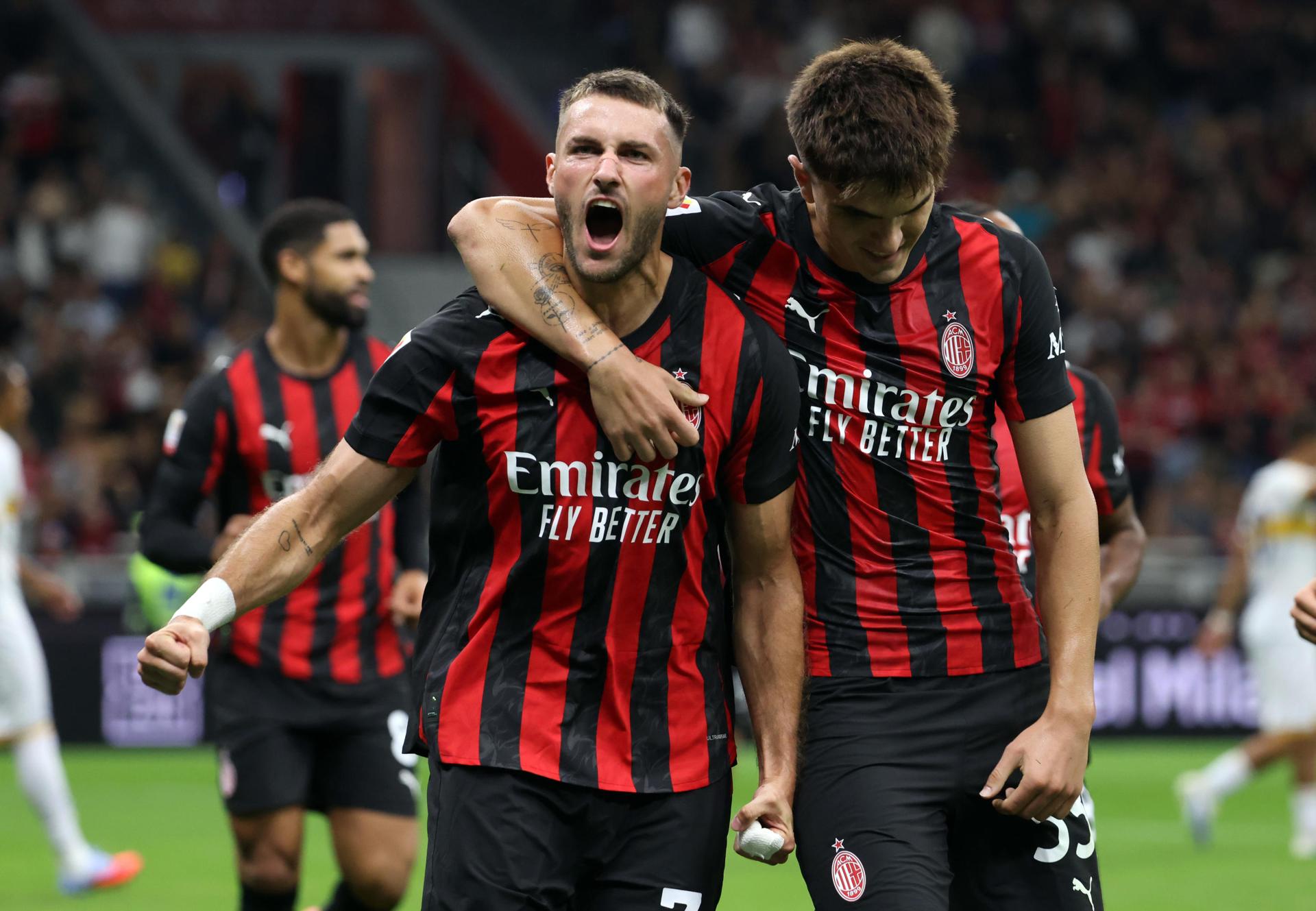 El jugador del AC Milan Santiago Gimenez (c) celebra el 1-0 durante el partido de la Copa Italia que han jugado AC Milan y US Lecce, en Milán, Italia. EFE/EPA/MATTEO BAZZI
