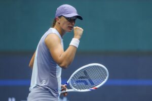 La tenista polaca Iga Swiatek durante el partido del individual femenino contra la china Yuan Yue de China en Abierto de China, celebrado en Pekin. EFE/EPA/WU HAO