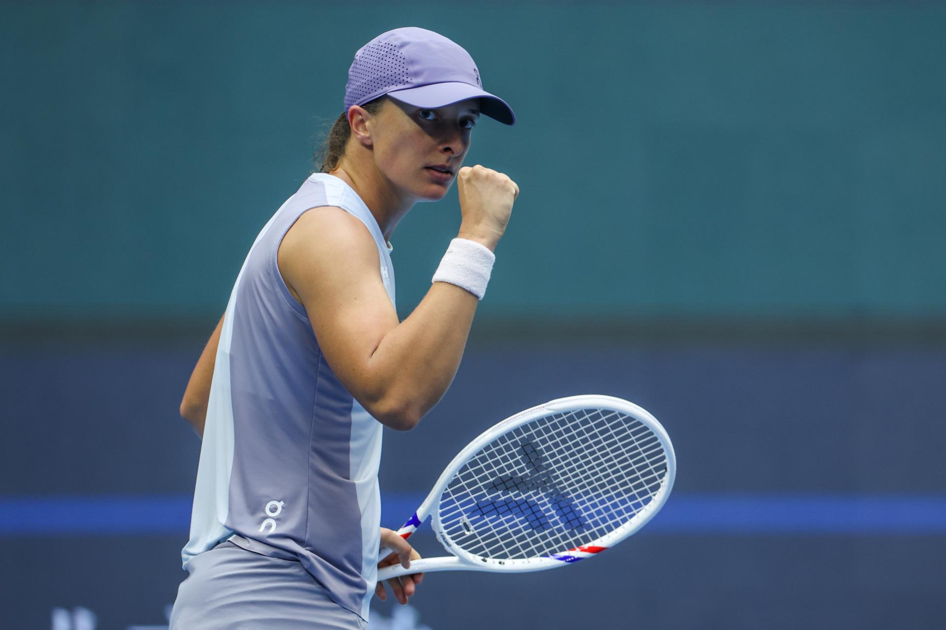 La tenista polaca Iga Swiatek durante el partido del individual femenino contra la china Yuan Yue de China en Abierto de China, celebrado en Pekin. EFE/EPA/WU HAO