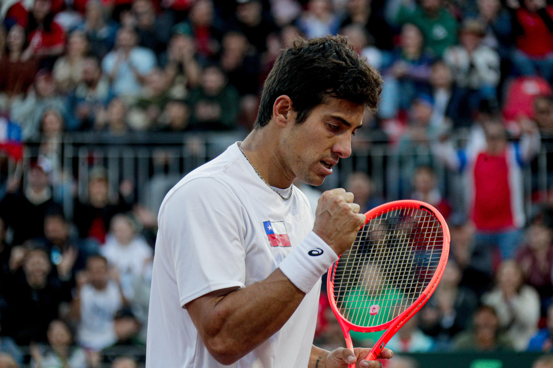 Cristian Garín, de Chile, celebra un punto ante Aaron Gil García, de Luxemburgo, en el partido de la Copa Davis en el Court Central del Estadio Nacional en Santiago (Chile). EFE/Ailen Díaz