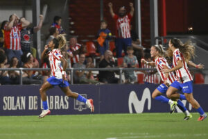La delantera del Atlético de Madrid Luany (i) celebra tras marcar el 2-1 durante el encuentro correspondiente a la jornada 2 de la Liga F que disputan hoy viernes en el Centro Deportivo Wanda Alcalá de Henares, en Madrid. EFE/ Fernando Villar