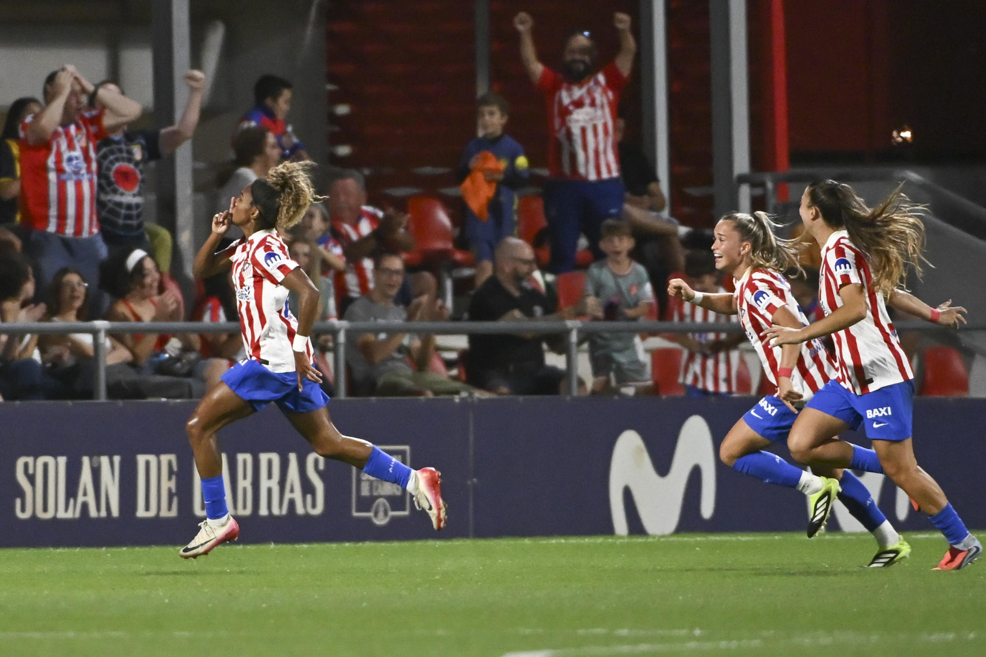 La delantera del Atlético de Madrid Luany (i) celebra tras marcar el 2-1 durante el encuentro correspondiente a la jornada 2 de la Liga F que disputan hoy viernes en el Centro Deportivo Wanda Alcalá de Henares, en Madrid. EFE/ Fernando Villar