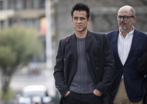 El director y productor Edward Berger (d) y el actor Colin Farrell posan este jueves en la 73 edición del Festival Internacional de Cine de San Sebastián, donde presentan la película 'Ballad of a small player', que compite en la sección oficial del certamen. EFE/ Javier Etxezarreta
