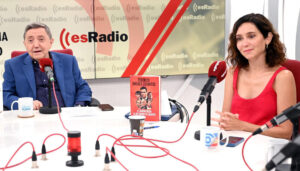 La presidenta de la Comunidad de Madrid, Isabel Díaz Ayuso, junto al periodista Federico Jiménez Losantos en EsRadio este lunes. EFE/ Comunidad De Madrid 
SOLO USO EDITORIAL/SOLO DISPONIBLE PARA ILUSTRAR LA NOTICIA QUE ACOMPAÑA (CRÉDITO OBLIGATORIO)