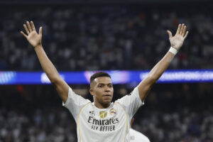El delantero francés del Real Madrid Kylian Mbappe celebra su segundo gol durante el partido de la primera jornada de la Liga de Campeones que Real Madrid y Olympique de Marsella disputaron en el estadio Santiago Bernabéu. EFE/Sergio Pérez