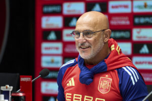 El seleccionador Luis de la Fuente, durante la rueda de prensa ofrecida hoy en el estadio Büyüksehir Arena de Konya, previo al encuentro de clasificación para el Mundial 2026 que disputan mañana Domingo frente a Turquía. EFE/Ángel Martínez/RFEF *** SOLO USO EDITORIAL / SOLO USO DISPONIBLE PARA ILUSTRAR LA NOTICIA QUE ACOMPAÑA/ (CRÉDITO OBLIGATORIO)***.