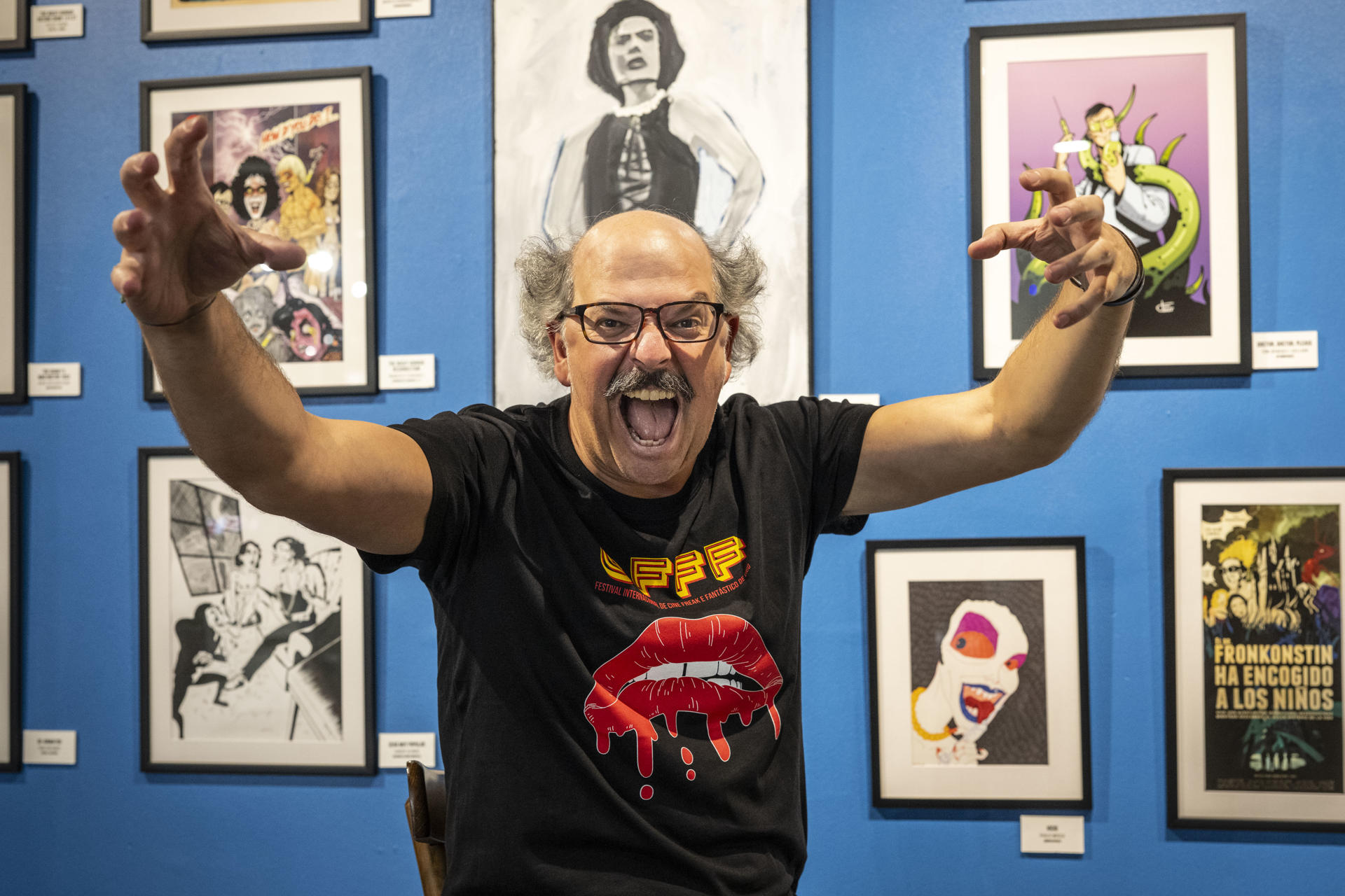 Un certamen de cine y cultura 'freak' de origen gallego apuesta por llenar de nuevo Vigo con lo mejor de las películas de serie B y la vuelta por unos días al horterismo que marcó a toda una generación desde la década de los 80. En la imagen, Juan de Castro, director del Galician Freaky Film Festival, posa para EFE hoy en Vigo. EFE/Brais Lorenzo