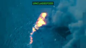 Captura de video tomado de la red social Truth Social de la cuenta @realDonaldTrump del presidente de Estados Unidos, Donald Trump, que muestra una embarcación en llamas luego de ser atacada en el mar Caribe. EFE/ @realdonaldtrump