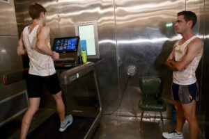 La elevada temperatura y la intensa humedad que existe en Tokio en este mes de septiembre está siendo protagonista de los Mundiales de atletismo, algo que los marchadores Diego García Carrera y Álvaro López han intentado contrarrestar aclimatándose con varias jornadas de trabajo en el Centro de Instrucción de Medicina Aeroespacial (CIMA) de Torrejón de Ardoz (Madrid). EFE/
