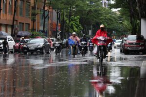 Las calles de Hanói empapadas por la lluvia provocada por el tifón Bualoi.
EFE/EPA/LUONG THAI LINH
