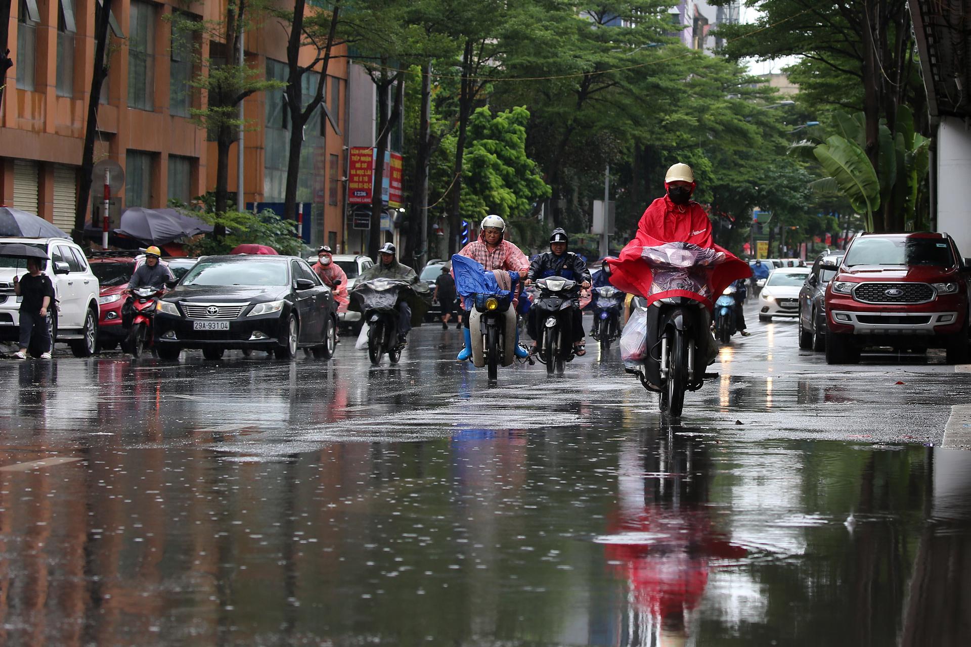 Las calles de Hanói empapadas por la lluvia provocada por el tifón Bualoi.
EFE/EPA/LUONG THAI LINH