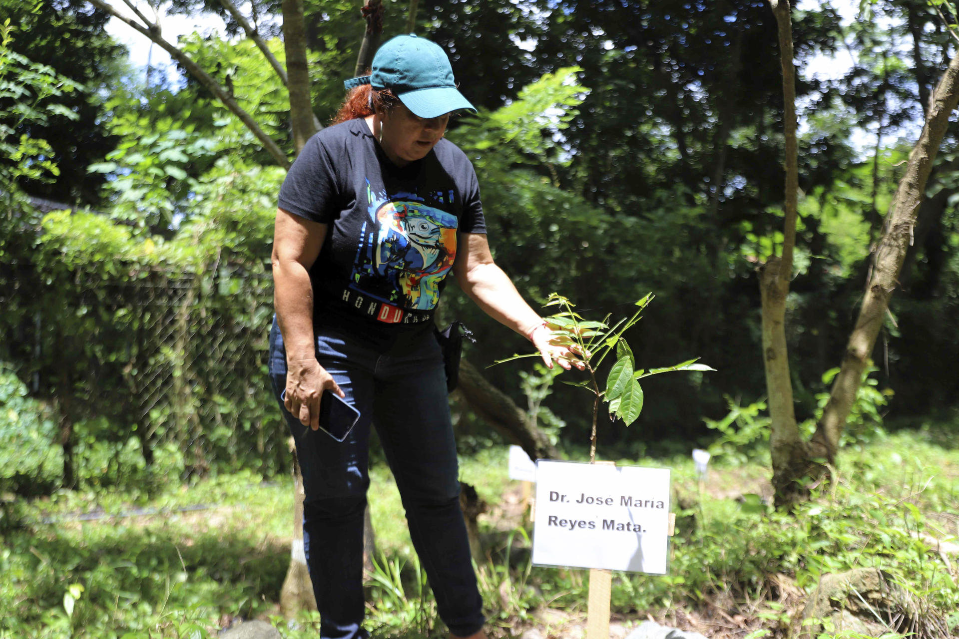 La representante del colectivo La Milpa, Suyapa Majano, visita este lunes la aldea Arena Blanca en El Progreso (Honduras). EFE/ Germán Reyes