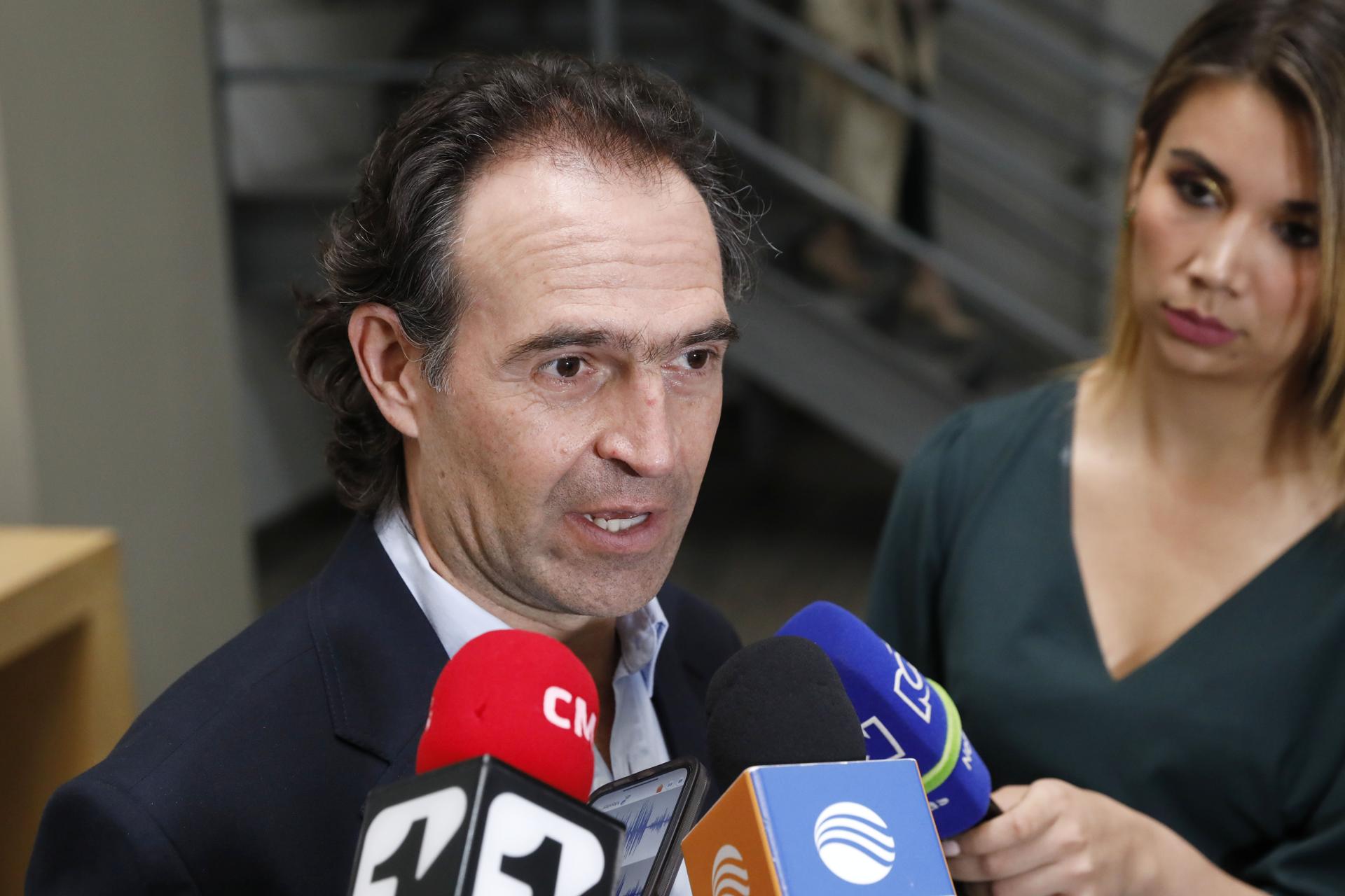Fotografía de archivo del alcalde de Medellín, Federico Gutiérrez (i), al atender a la prensa, en Bogotá (Colombia). EFE/Carlos Ortega