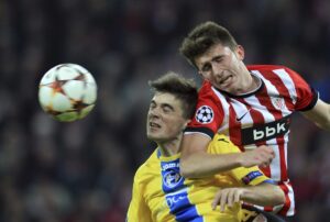 El defensa francés del Athletic Club Aymeric Laporte (d) lucha un balón con el centrocampista del Bate Borisov Volodko (i), durante el partido de la última jornada de la fase de grupos de la Liga de Campeones disputado el 10 de diciembre de 2014 en el estadio de San Mamés. EFE/Luis Tejido