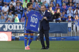 El centrocampista del Getafe Luis Milla (i) recibe una camiseta conmemorativa de sus 100 partidos de manos del presidente del Getafe, Ángel Torres (d), antes del partido de la jornada 6 de la Liga disputado en el estadio Coliseum de Getafe. EFE/Zipi Aragón