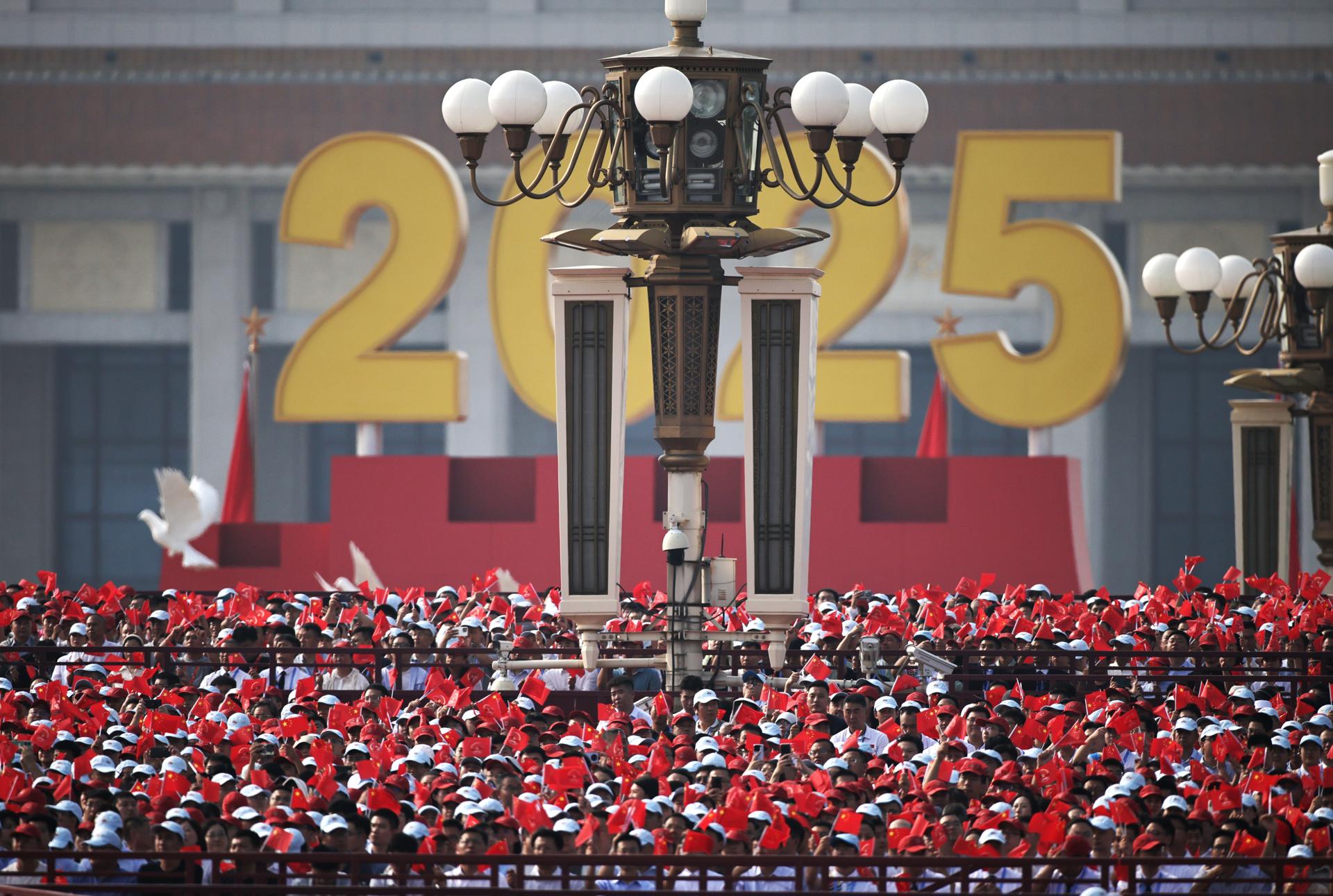 Una grada con personas que asisten al desfile militar que marca el 80º aniversario del final de la Guerra Sino-Japonesa en Pekín, el 3 de septiembre de 2025. EFE/EPA/ANDRES MARTINEZ CASARES