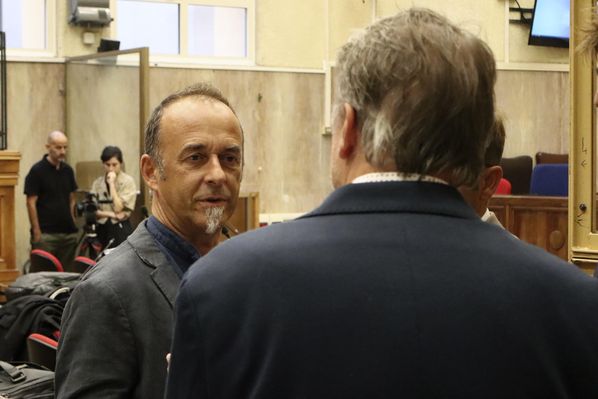 El italiano Francesco Arcuri (i), expareja de la española Juana Rivas, en el Tribunal de Cagliari, en Cerdeña, Italia, este jueves. El juicio contra Arcuri, acusado de maltrato físico y psicológico a sus hijos, comienza este jueves sin la presencia de la mujer ni de los niños. EFE/Carlos Expósito