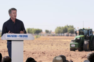 El líder del PP, Alberto Núñez Feijóo durante la clausura de una jornada sobre el sector primario celebrada este domingo en Membrilla (Ciudad Real). EFE/Beldad