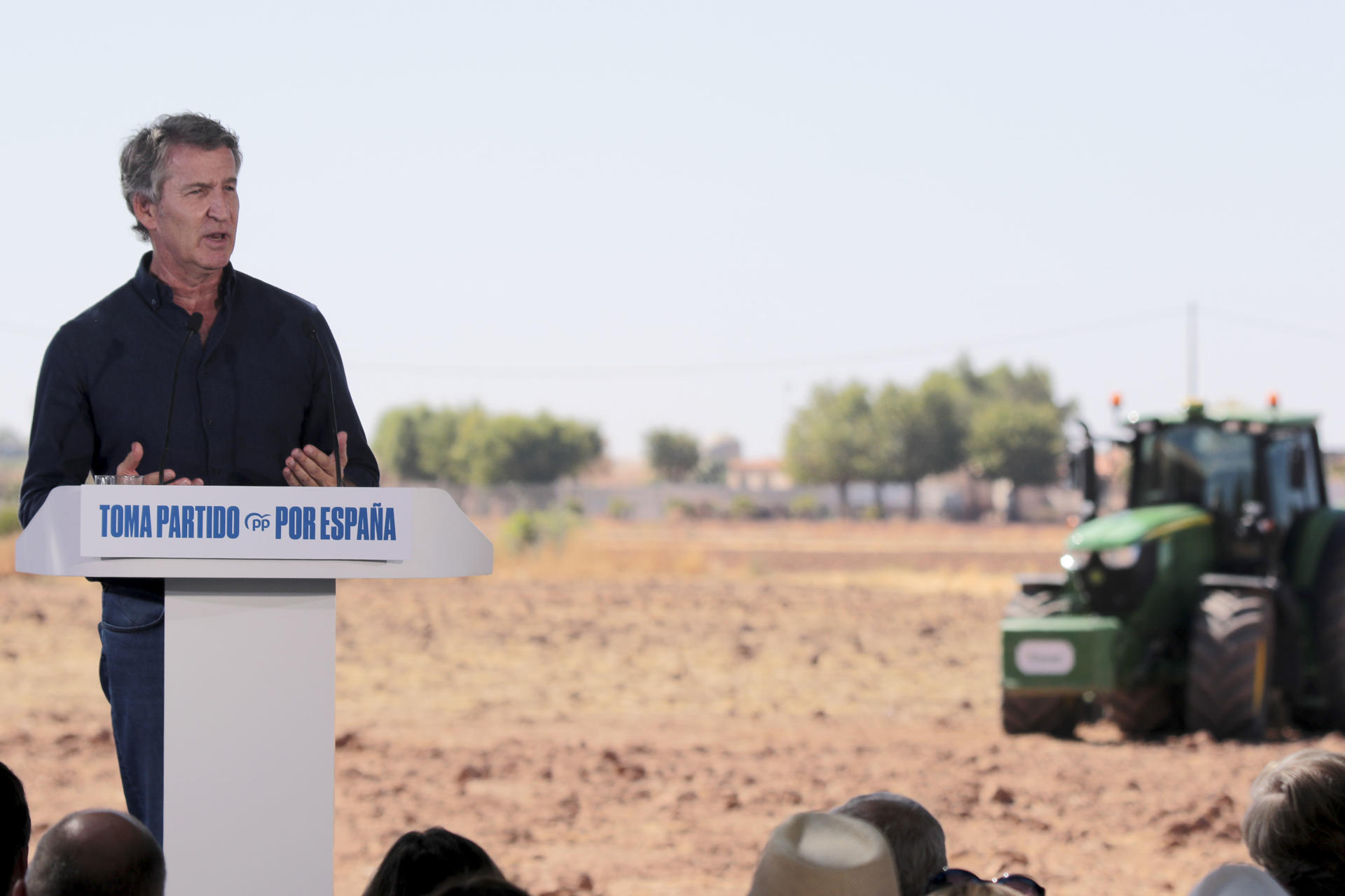El líder del PP, Alberto Núñez Feijóo durante la clausura de una jornada sobre el sector primario celebrada este domingo en Membrilla (Ciudad Real). EFE/Beldad