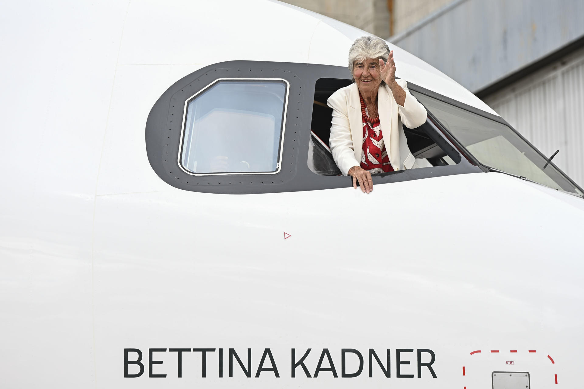 Bettina Kadner saluda desde la cabina del piloto del nuevo A320 bautizado con su nombre, este domingo en Madrid. Iberia bautiza un avión con el nombre Bettina Kadner, la primera mujer que llegó a ser comandante de su flota. EFE/ Fernando Villar