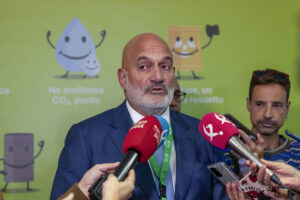 El presidente de la Sociedad Nuclear Española, Paulo Domingues Santos atiende a los medios a su llegada al acto de apertura del programa técnico de la 51 Reunión Anual de la SNE, este miércoles en Cáceres. EFE/Jero Morales