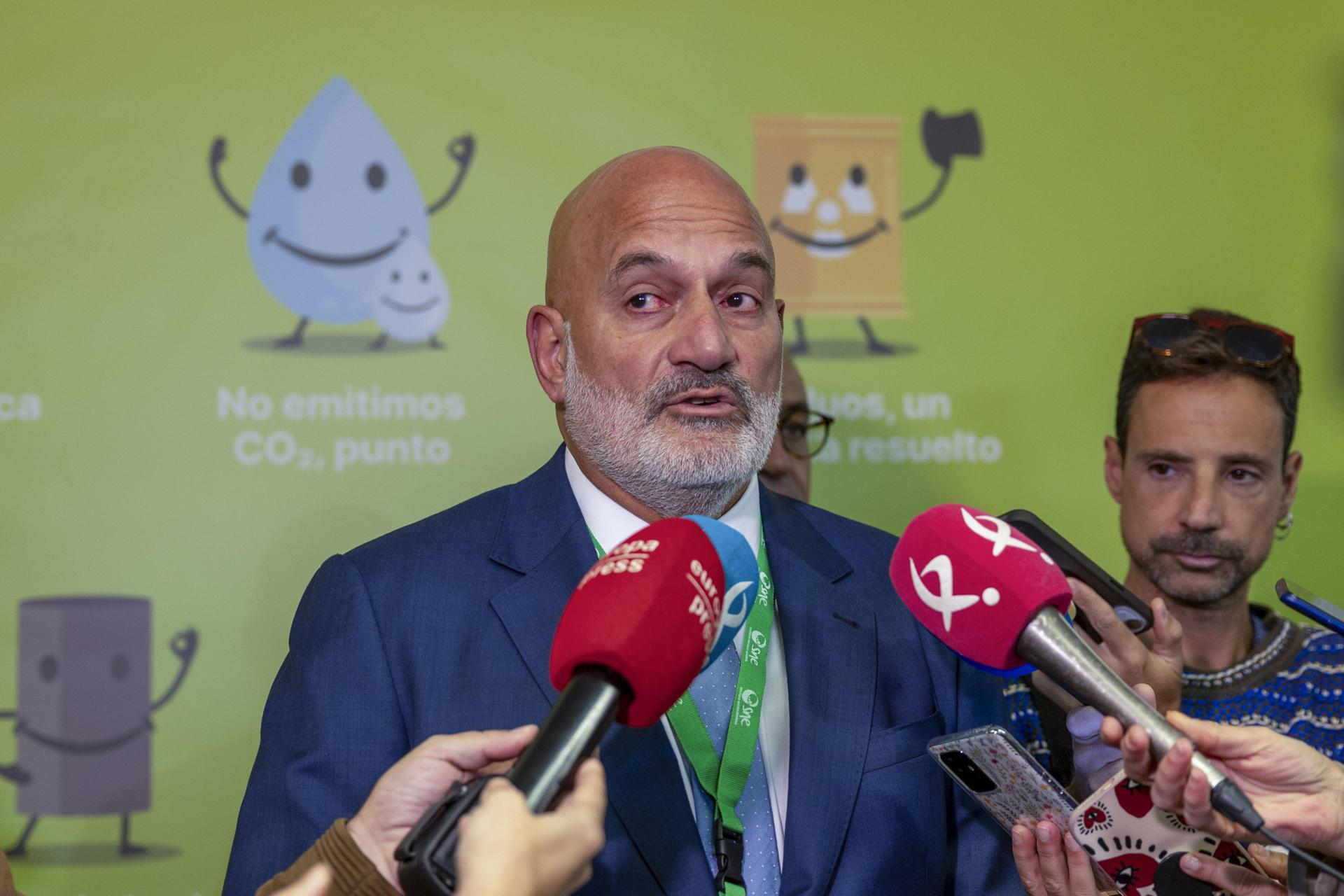 El presidente de la Sociedad Nuclear Española, Paulo Domingues Santos atiende a los medios a su llegada al acto de apertura del programa técnico de la 51 Reunión Anual de la SNE, este miércoles en Cáceres. EFE/Jero Morales