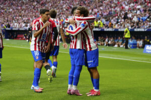 El delantero del Atlético de Madrid Antoine Griezmann (d) celebra tras marcar el quinto gol durante el partido de LaLiga entre el Real Madrid y el Atlético de Madrid que se disputó en el estadio Riyadh Air Metropolitano. EFE/Borja Sánchez-Trillo