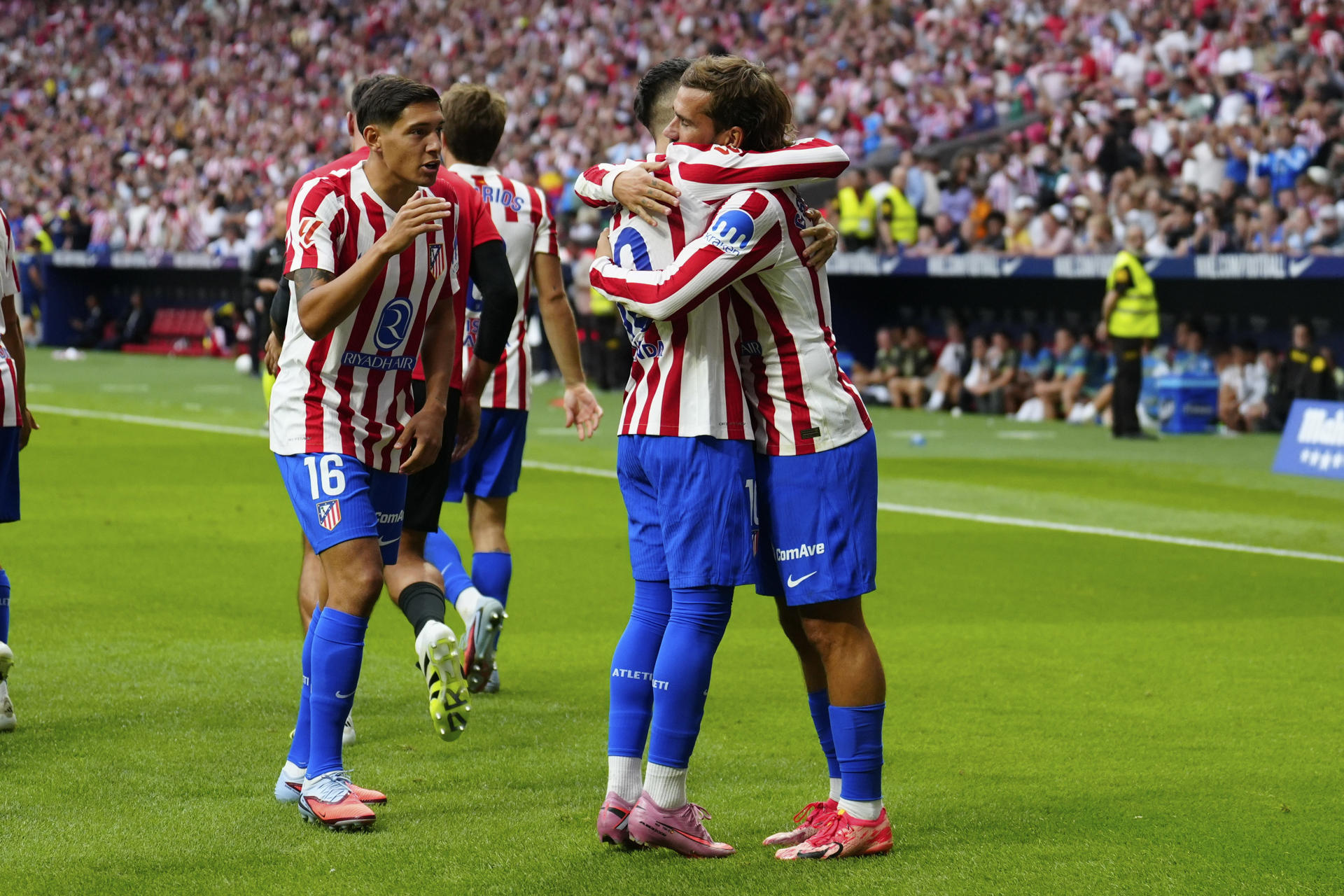 El delantero del Atlético de Madrid Antoine Griezmann (d) celebra tras marcar el quinto gol durante el partido de LaLiga entre el Real Madrid y el Atlético de Madrid que se disputó en el estadio Riyadh Air Metropolitano. EFE/Borja Sánchez-Trillo