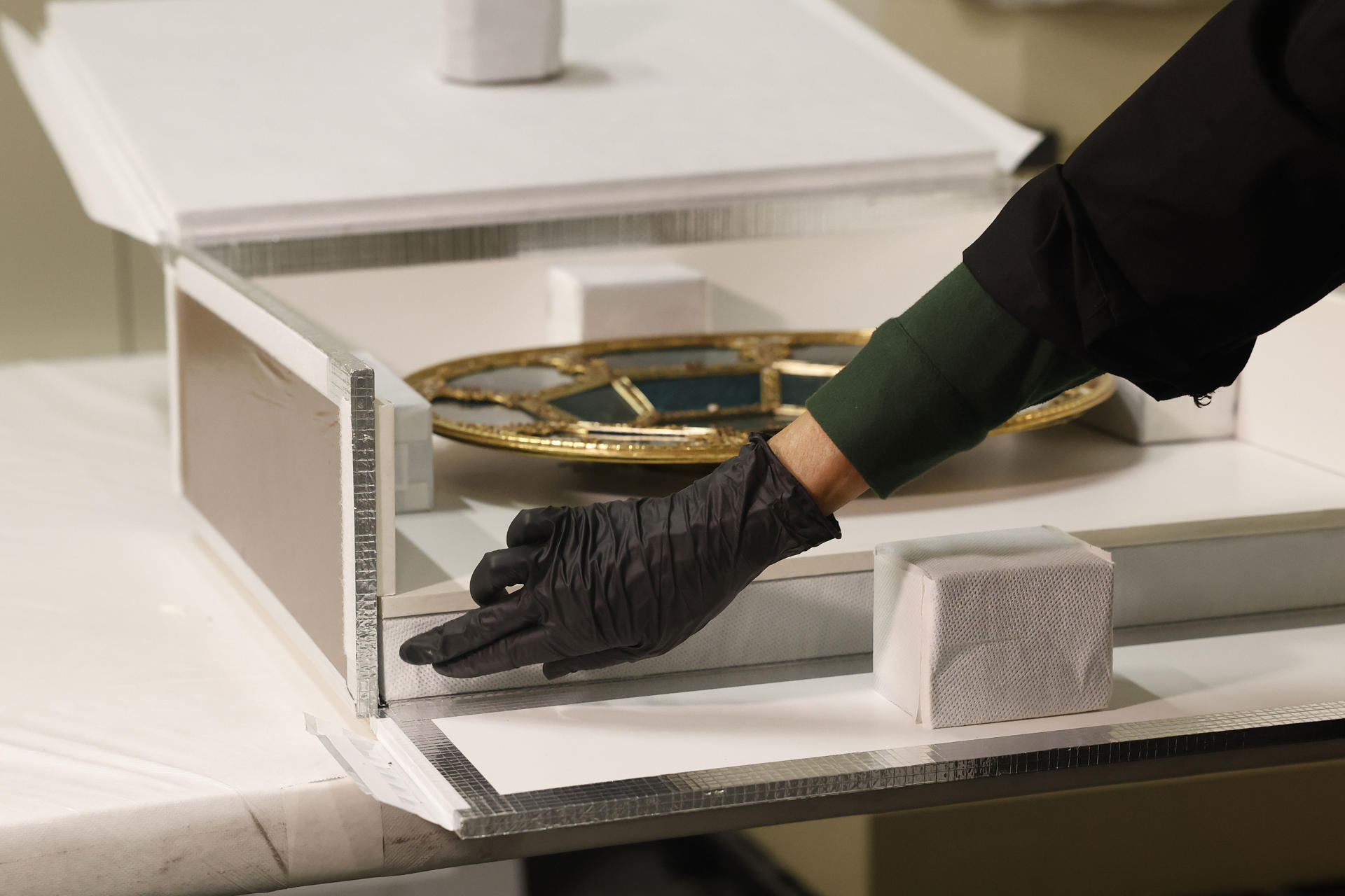 La restauradora de Artes Decorativas del Museo del Prado, Elena Arias, acompaña a EFE en un reportaje sobre el Tesoro del Delfín, que viaja a Francia para una exposición en el Palacio de Versailles. EFE/JP Gandul
