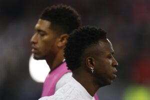 Fotografía de Mohammed Badra, en la que puede verse en una imagen de archivo del 2 de octubre de 2024 a los futbolistas del Real Madrid Vinicius Junior (d) y Jude Bellingham (i). EFE