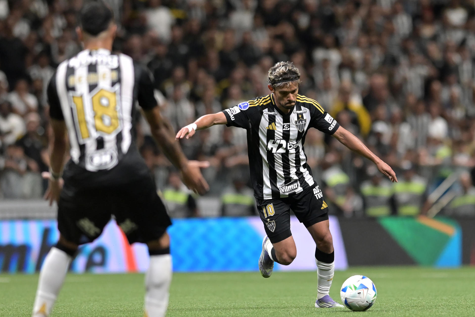 Gustavo Scarpa de Atlético Mineiro controla el balón en un partido de los cuartos de final de la Copa Sudamericana. EFE/ João Guilherme