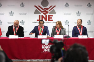 El presidente del Jurado Nacional de Elecciones (JNE), Roberto Burneo (2-i), habla junto a los integrantes del mismo organismo electoral, Willy Ramírez (i), Martha Maisch (2-d) y Aarón Oyarce en una rueda de prensa este martes, en Lima (Perú). EFE/ Agencia Andina