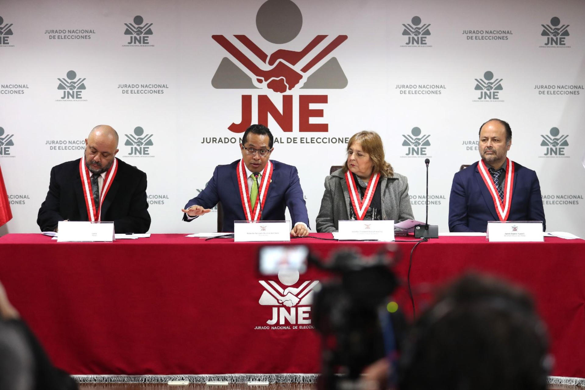 El presidente del Jurado Nacional de Elecciones (JNE), Roberto Burneo (2-i), habla junto a los integrantes del mismo organismo electoral, Willy Ramírez (i), Martha Maisch (2-d) y Aarón Oyarce en una rueda de prensa este martes, en Lima (Perú). EFE/ Agencia Andina