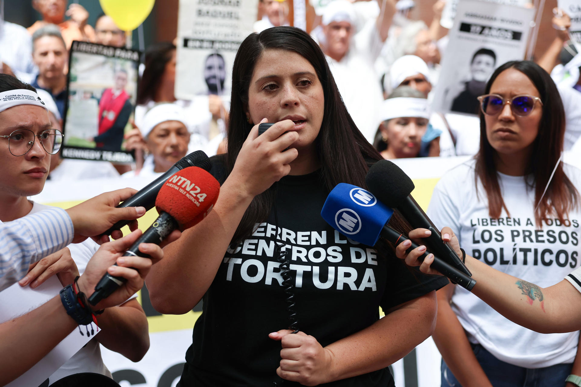 Andreina Baduel, familiar de líder político detenido Josnar Baduel, fue captada este vienes, durante un protestas contra la detención de los presos políticos en Venezuela, frente a la embajada de Italia en Caracas. EFE/Miguel Gutiérrez