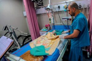 Foto de archivo de un bebé enfermo de cáncer recibiendo tratamiento en el hospital Al Rantisi de la Franja de Gaza. EFE/ Mohammad Ibrahim