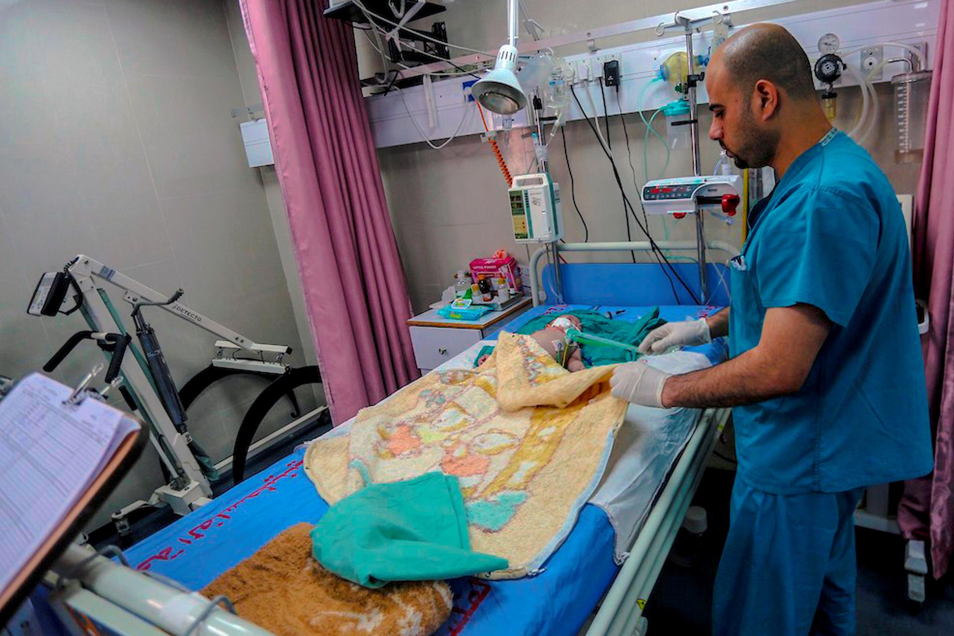 Foto de archivo de un bebé enfermo de cáncer recibiendo tratamiento en el hospital Al Rantisi de la Franja de Gaza. EFE/ Mohammad Ibrahim