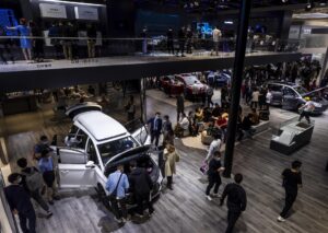 Imagen de archivo de un expositor de BYD durante una feria en Shanghái. EFE/EPA/Alex Plavevski