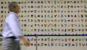 Foto de archivo de un visitante pasa junto a imágenes de personajes de Pokémon en un Centro Pokémon en Tokio, Japón. EPA/KIMIMASA MAYAMA